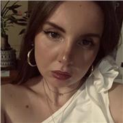 Ragazza universitaria impartisce lezioni di tutte le materie per elementari e medie, e per le superiori di storia, italiano, letteratura, diritto, geografia, economia